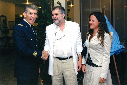 Aeroporto di Pratica di Mare, Roma. Gregorio Rossi con Chiara Filippini ed il Comandante dell'aeroporto