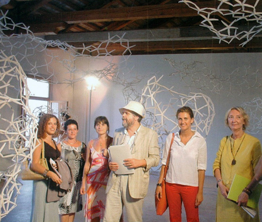 Venezia, 2003. In occasione della 50. edizione della Biennale di Venezia, Gregorio Rossi all'interno del padiglione della Colombia